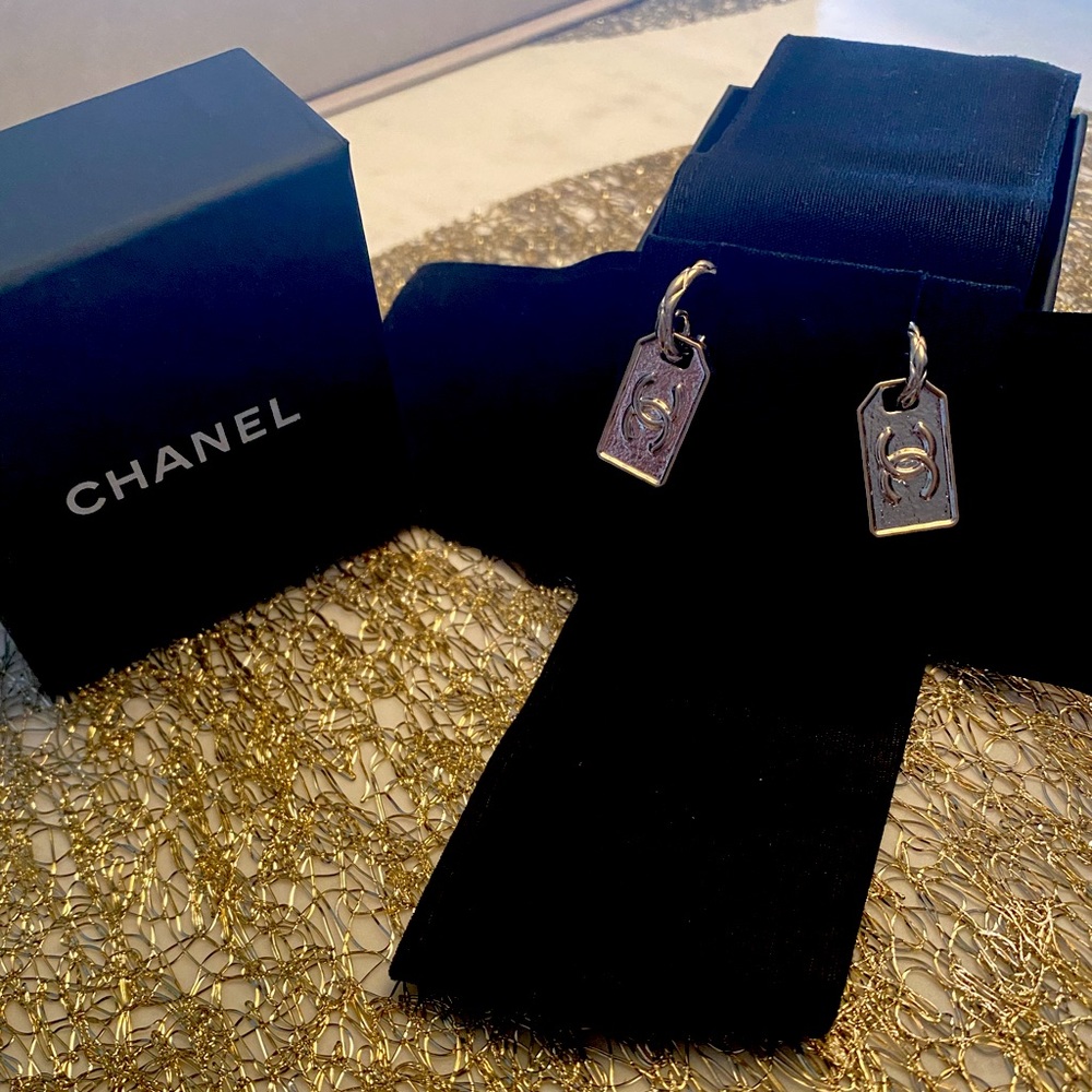 Chanel tag drop earrings gold (never been worn)